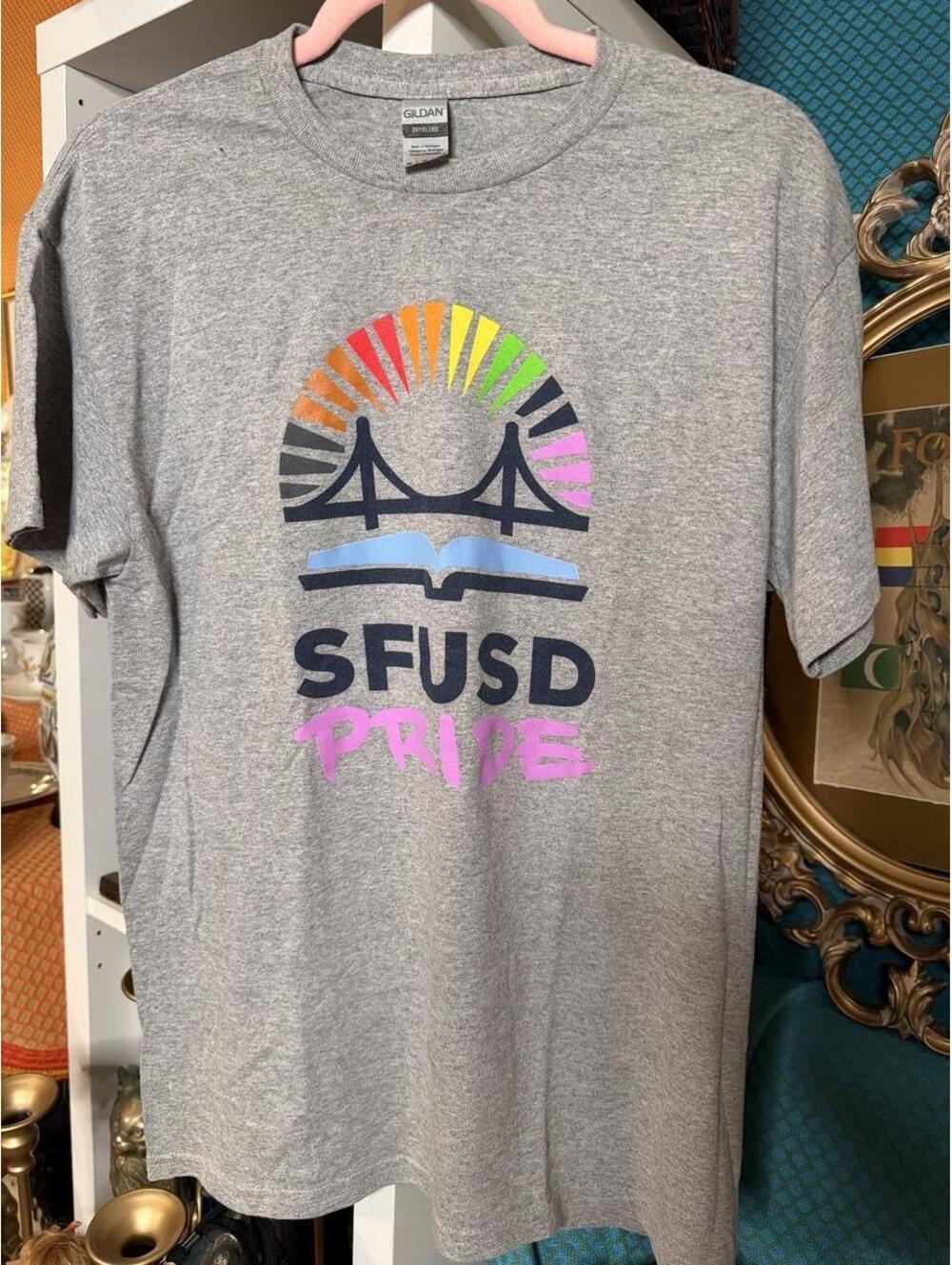 Gildan Men's Grey Tshirt